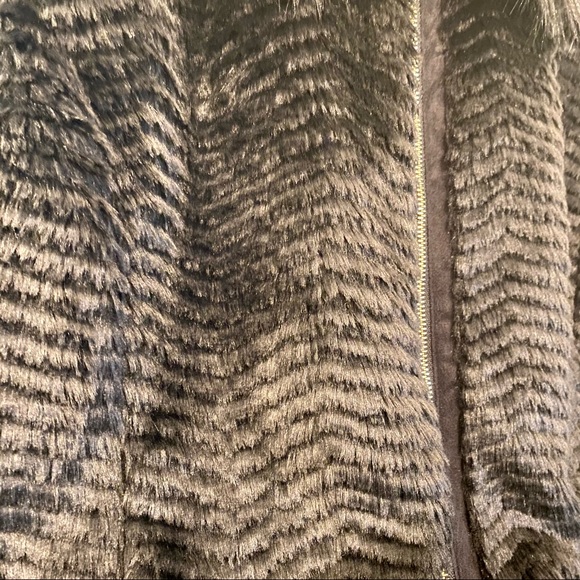 ‼️SOLD OFFLINE ‼️Andrew Marc Black Faux Fur Vest - Picture 4 of 11